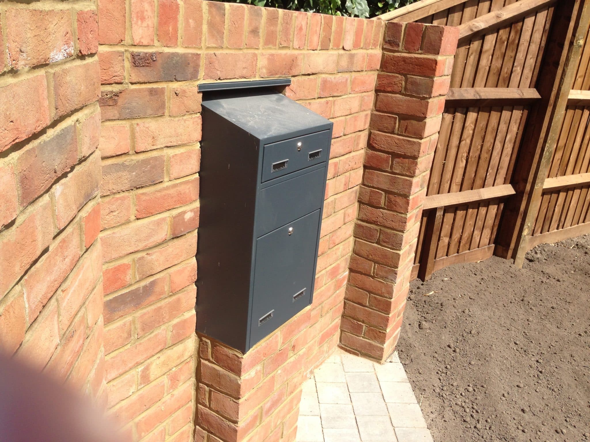 Sigma High Capacity Lockable Parcel Box Suitable for Gate, Fence & Through The Wall Mounting